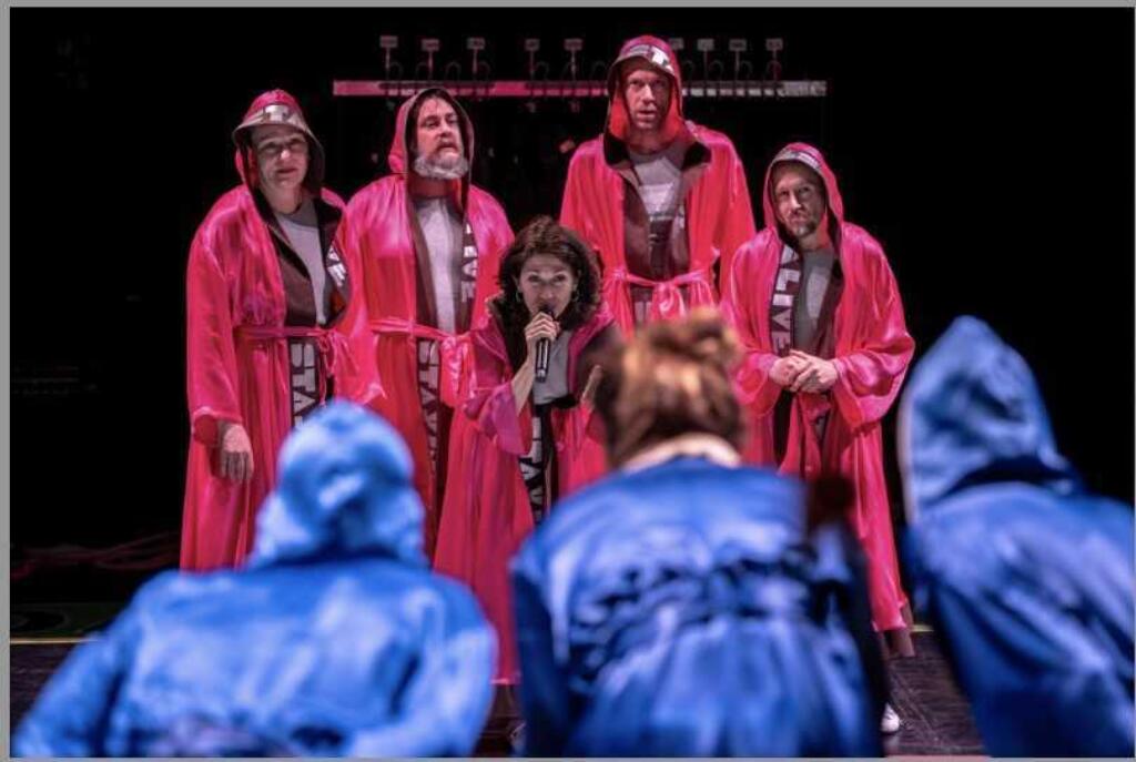 Aufführungsfoto aus Dance me!, She She Pop & Gäste, 2022. Die Inszenierung thematisiert ironisierend den Wettbewerbsgeist, der im Theater häufig herrscht – zum Beispiel zwischen jungen und alten Theatermacher:innen und Zuschauer:innen. Foto Credit: Ben Krieg